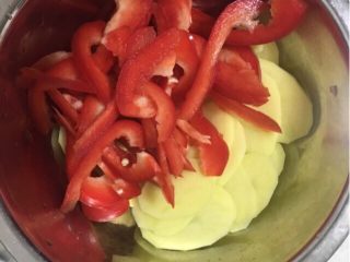 2、回锅肉,土豆切片，红椒切丝。也可以用青椒哦。回锅肉的配菜非常丰富，土豆，锅盔，蒜苗，青椒，莲白任君选择。