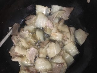 3、回锅肉,热锅倒油，这个油稍微多一点，不然后面加菜进去会糊。肉要多炒一会。有点卷的时候放入豆瓣酱，白砂糖，翻炒均匀的时候放入土豆和红椒。炒熟以后可适当加入一点生抽即可出锅。