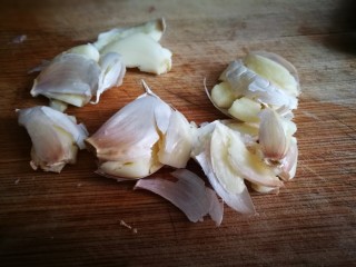 2、厨房挑战＋素菜～豆角橄榄菜,大蒜拍酥切碎