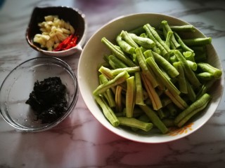 5、厨房挑战＋素菜～豆角橄榄菜,所需食材备齐