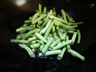 7、厨房挑战＋素菜～豆角橄榄菜,倒入豆角