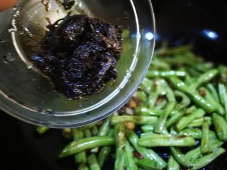 10、厨房挑战＋素菜～豆角橄榄菜,倒入橄榄菜 翻炒均匀致熟