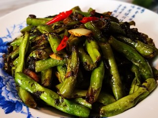 12、厨房挑战＋素菜～豆角橄榄菜,蒜末出香味即可关火