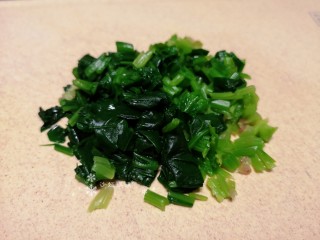 3、菠菜鸡蛋羹,将菠菜切碎备用。