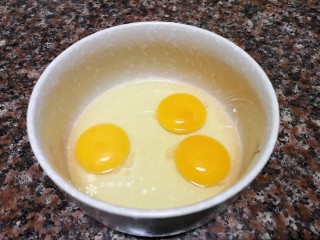4、菠菜鸡蛋羹,将鸡蛋打入碗中。