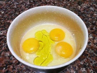 5、菠菜鸡蛋羹,放入食用油和盐。