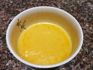6、菠菜鸡蛋羹,用蛋抽顺着一个方向搅打至顺滑状态。