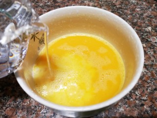 7、菠菜鸡蛋羹,分次加入温水并搅打均匀。