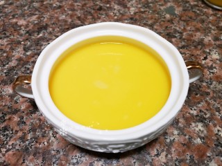 9、菠菜鸡蛋羹,将蛋液装入碗中。