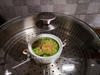 12、菠菜鸡蛋羹,冷水上锅蒸10分钟即可。