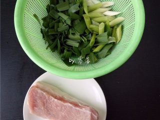 1、蒜苗回锅肉,备好食材：猪后腿肉洗净，蒜苗洗净切段，蒜白蒜苗分开放；
