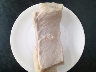 3、蒜苗回锅肉,猪后腿肉煮至筷子能轻易插透，关火盛出；