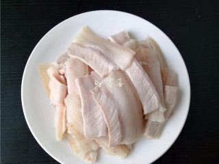 4、蒜苗回锅肉,冷却后，切大薄片；