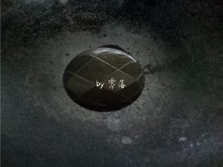 5、蒜苗回锅肉,炒锅烧热，倒入适量植物油，继续烧热；