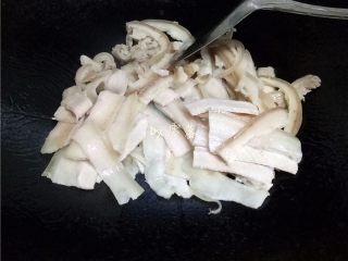 6、蒜苗回锅肉,放入肉片爆炒；