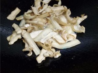 7、蒜苗回锅肉,肉片炒出油分；如果喜欢焦香口感，可再将肉片炒干一点；如果牙口不好，炒至图片上的状态即可；