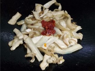 8、蒜苗回锅肉,放入郫县豆瓣酱，同肉片炒匀；