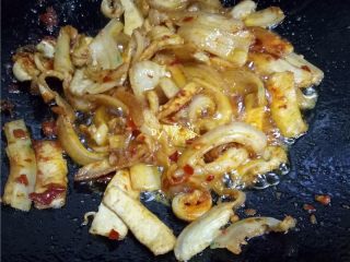 9、蒜苗回锅肉,调入适量白糖，继续翻炒；