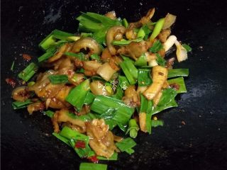 11、蒜苗回锅肉,再放入蒜苗翻炒；