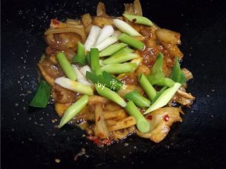 10、蒜苗回锅肉,肉片炒至9分熟，放入蒜白翻炒；