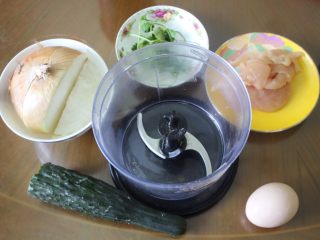 1、健康鸡肉汉堡,准备好材料