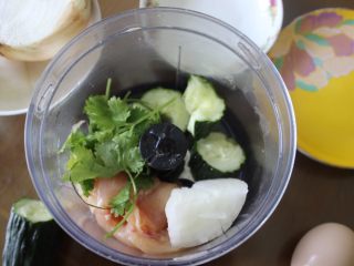 2、健康鸡肉汉堡,把鸡胸肉,黄瓜,洋葱和香菜加进搅拌机里