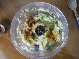 4、健康鸡肉汉堡,加上盐和喜欢的香料,我推荐一点姜粉,一点红辣椒粉和一点咖喱粉