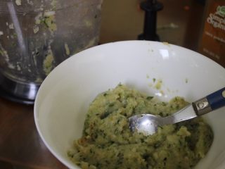 5、健康鸡肉汉堡,搅拌后放到碗里