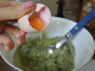 6、健康鸡肉汉堡,加入一个鸡蛋白