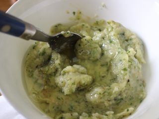 7、健康鸡肉汉堡,慢慢搅拌均匀