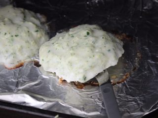 10、健康鸡肉汉堡,烤完后小心的把它和盘分开