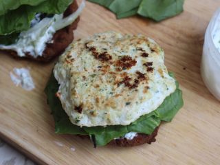 14、健康鸡肉汉堡,把一个鸡肉饼放上去