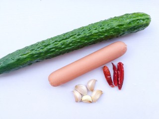 1、好吃到舔盘的黄瓜火腿丁,准备食材：黄瓜一根，火腿肠1根，干辣椒2个，大蒜5粒，盐2g，生抽2勺。
