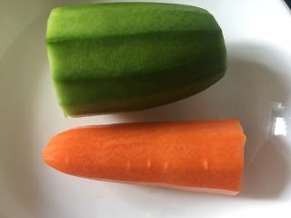 1、炸萝卜丝丸子,青萝卜和胡萝卜去皮