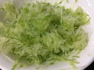 2、炸萝卜丝丸子,青萝卜刨细丝挤去水分