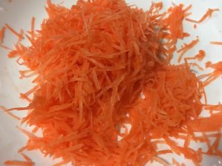 3、炸萝卜丝丸子,胡萝卜刨丝，细一些成品漂亮