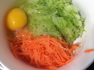 4、炸萝卜丝丸子,加入一个鸡蛋