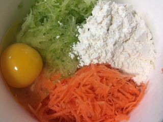 5、炸萝卜丝丸子,加入一大勺面粉