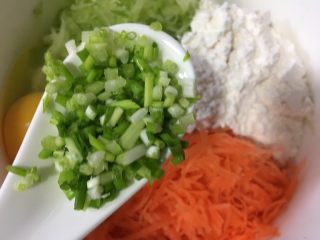 6、炸萝卜丝丸子,加入一勺葱花