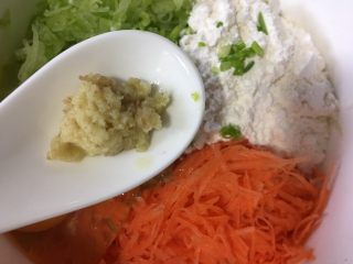 7、炸萝卜丝丸子,加入半勺姜蓉