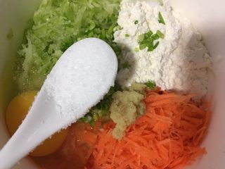 8、炸萝卜丝丸子,加入一勺盐