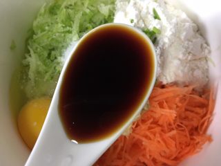 9、炸萝卜丝丸子,加入一勺生抽
