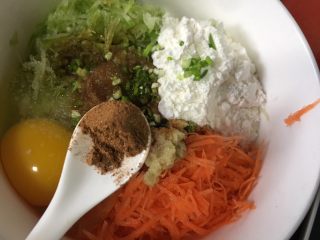 10、炸萝卜丝丸子,加入半勺五香粉