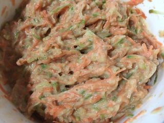 11、炸萝卜丝丸子,搅拌均匀