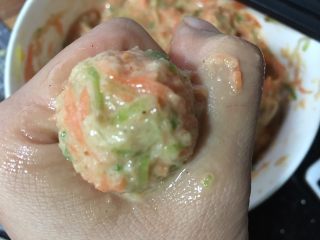 12、炸萝卜丝丸子,用虎口做成小丸子
