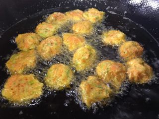 13、炸萝卜丝丸子,油烧至七成热，放入丸子，小火炸制金黄色