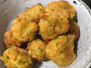 14、炸萝卜丝丸子,捞出装盘