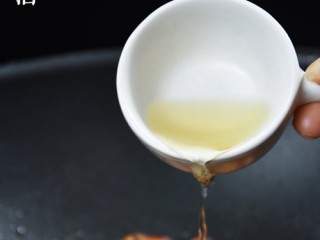 5、红烧肉,爆香后，倒入煸炒后的五花肉，放入料酒。