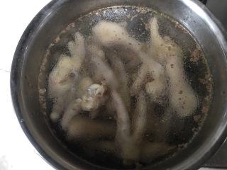 3、柠檬凤爪,开水煮熟，倒入鸡爪设置时间大火煮5分钟左右即可，不要煮太久，煮熟得破了皮，会影响口感。