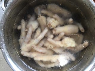 4、柠檬凤爪,煮熟的鸡爪马上捞出用凉水浸泡一下